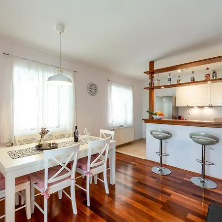 Apartment Miljas *